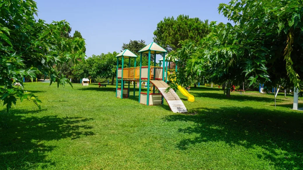 Area giochi per bambini con scivolo immersa nel verde
