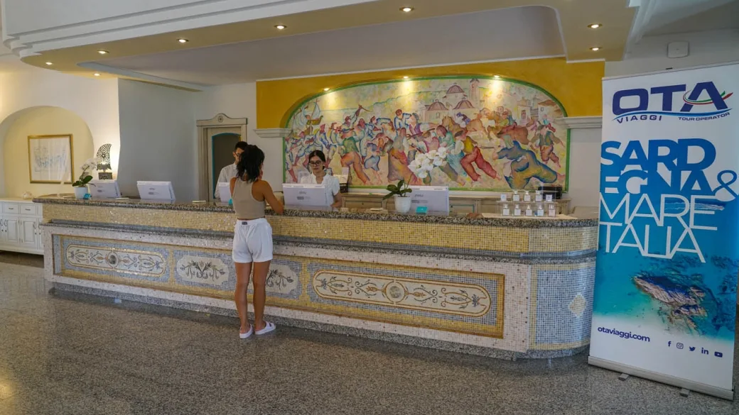 Reception del resort con bancone in mosaico e affresco colorato