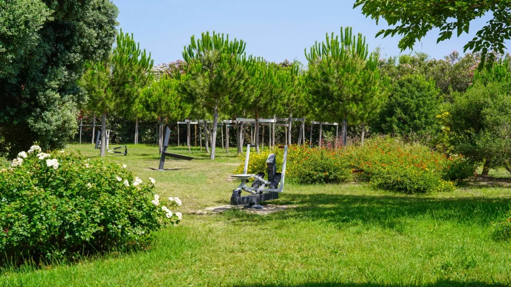 Area verde con attrezzi fitness all'aperto immersa nella natura