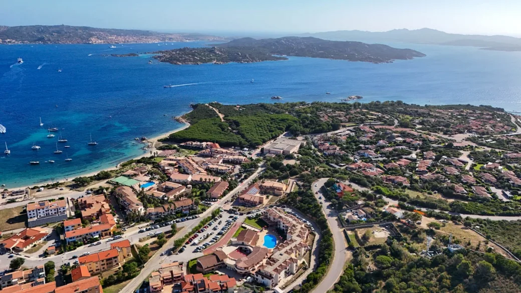 Veduta aerea panoramica della località costiera con mare e isole sullo sfondo
