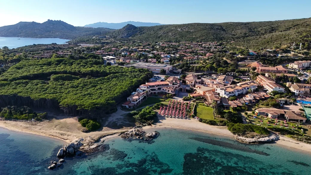Veduta aerea del resort fronte mare con spiaggia e vegetazione