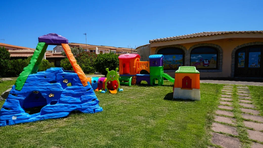 Area giochi per bambini all'aperto con strutture colorate sul prato