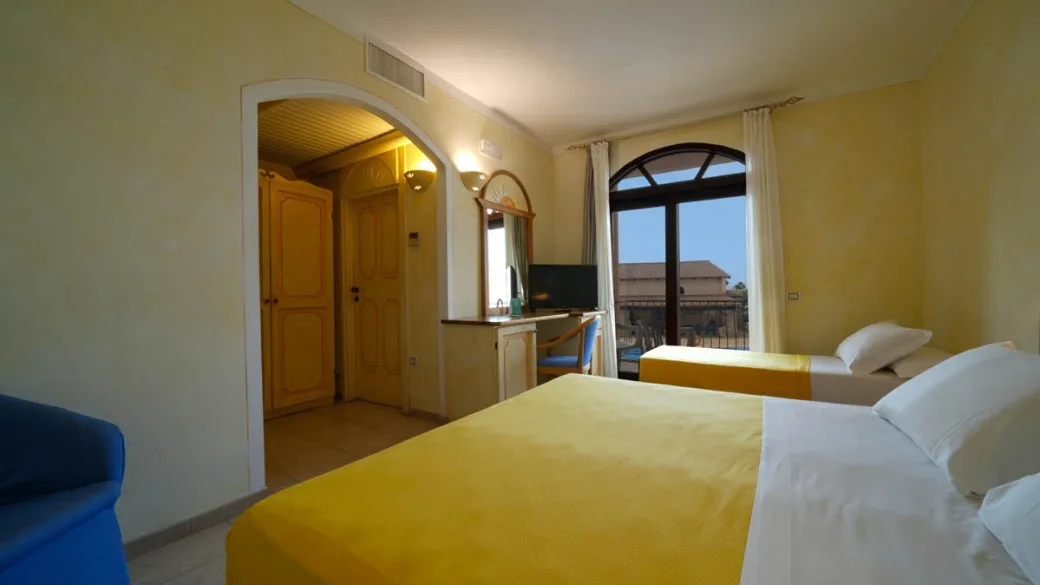Camera con letto matrimoniale, letto singolo e portafinestra sul balcone