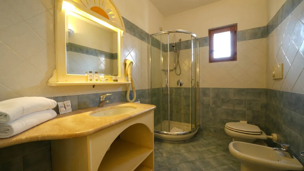 Bagno della camera con doccia, lavabo, specchio e bidet