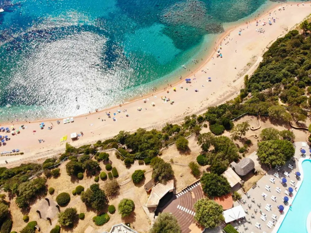 Veduta aerea della spiaggia dorata con mare turchese