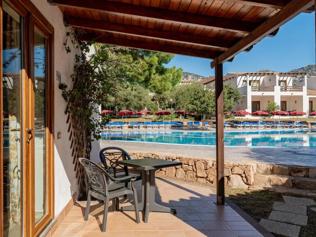 Veranda della camera con tavolino e vista sulla piscina