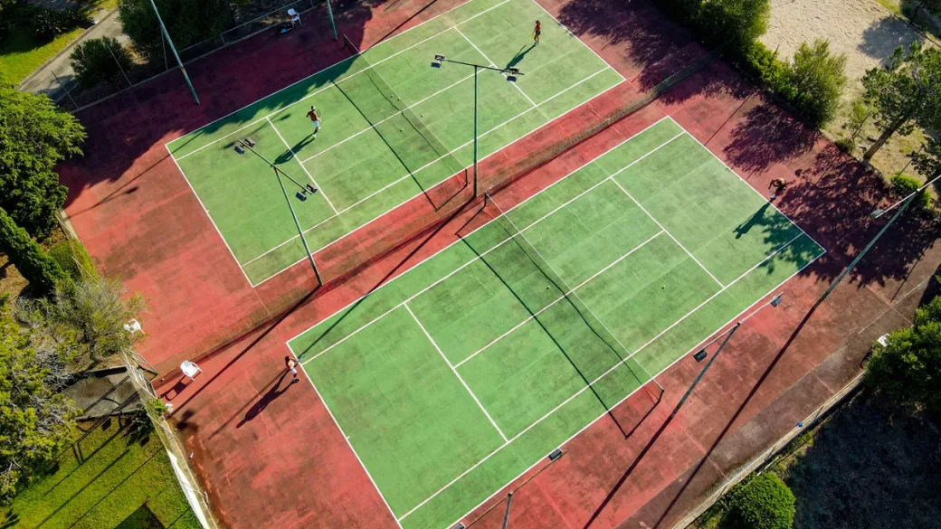 Veduta aerea di due campi da tennis verdi