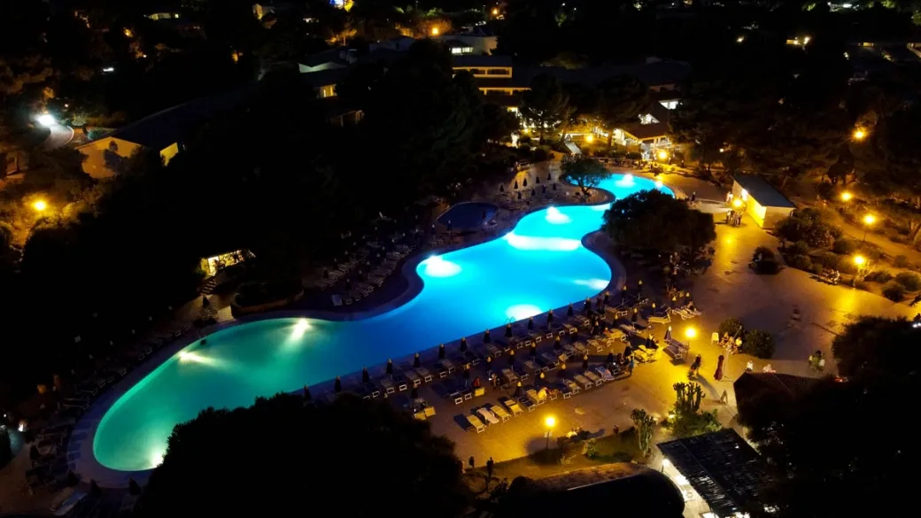 Piscina illuminata di notte vista dall'alto