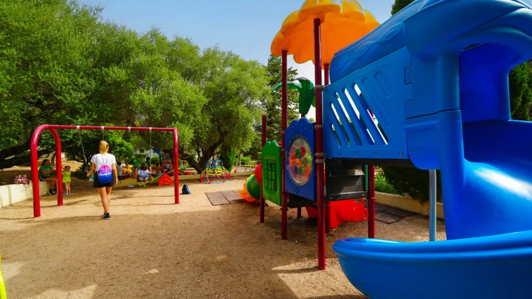 Parco giochi per bambini con altalene e scivoli