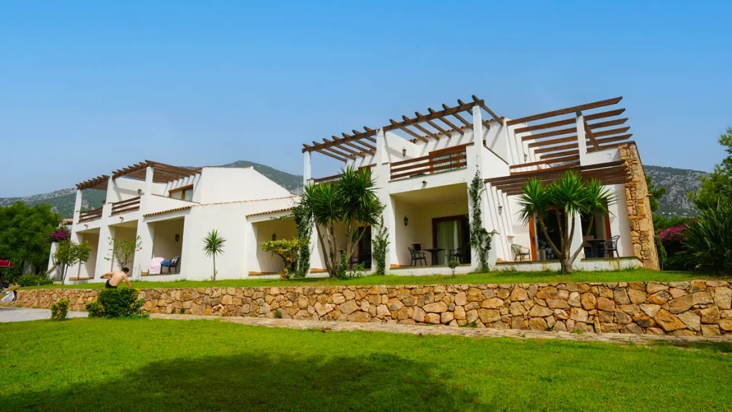 Ville bianche con pergolati e palme nel giardino del resort