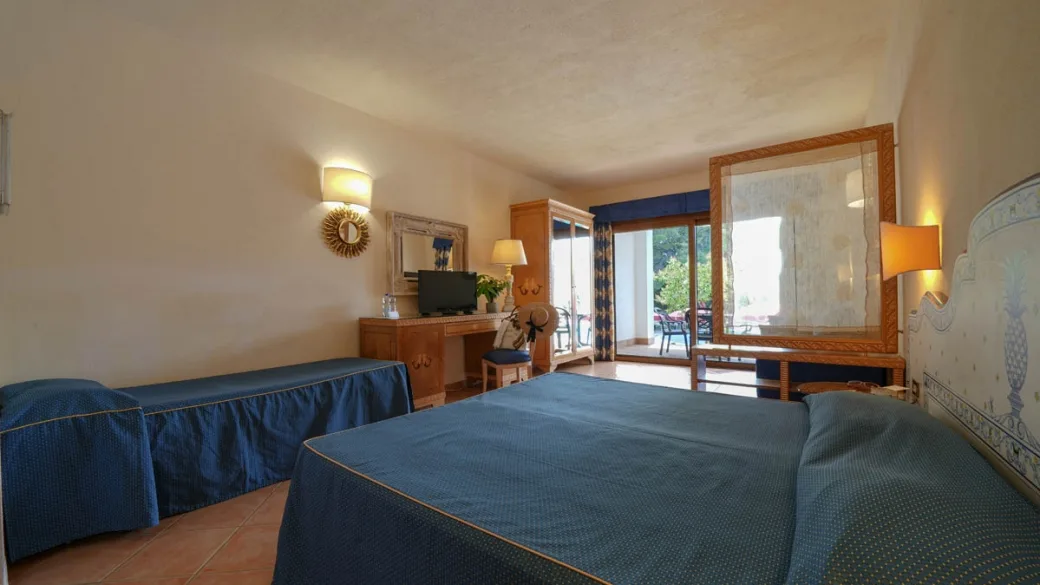 Camera spaziosa con divano blu, letto e arredi in legno