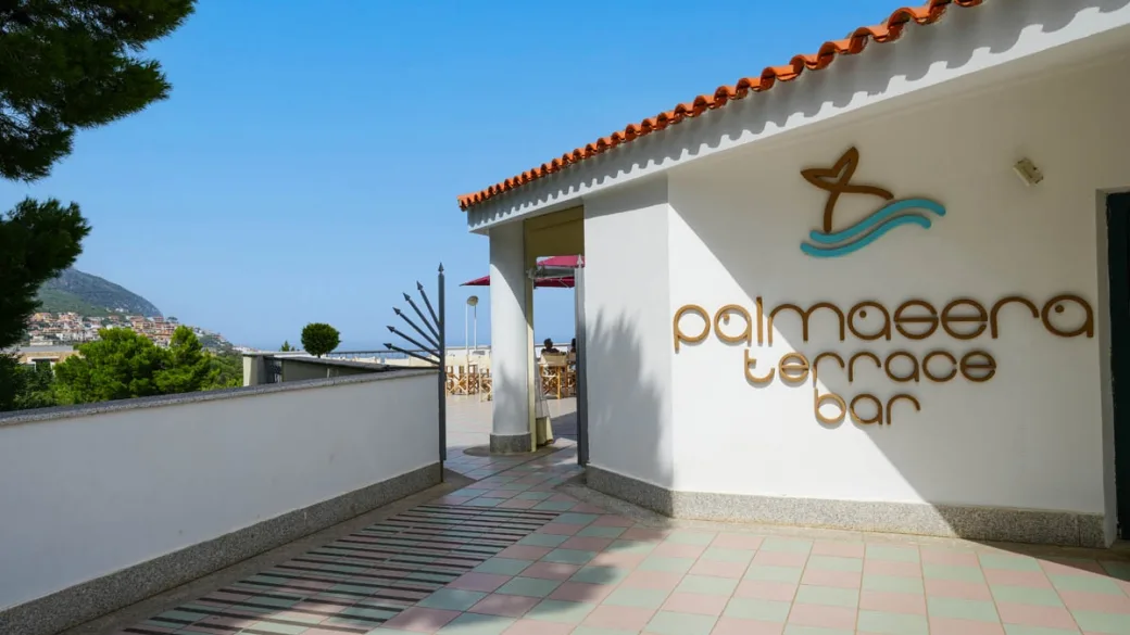 Ingresso del Palmasera Terrace Bar con insegna