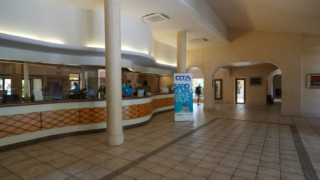 Reception del resort con banco e colonne