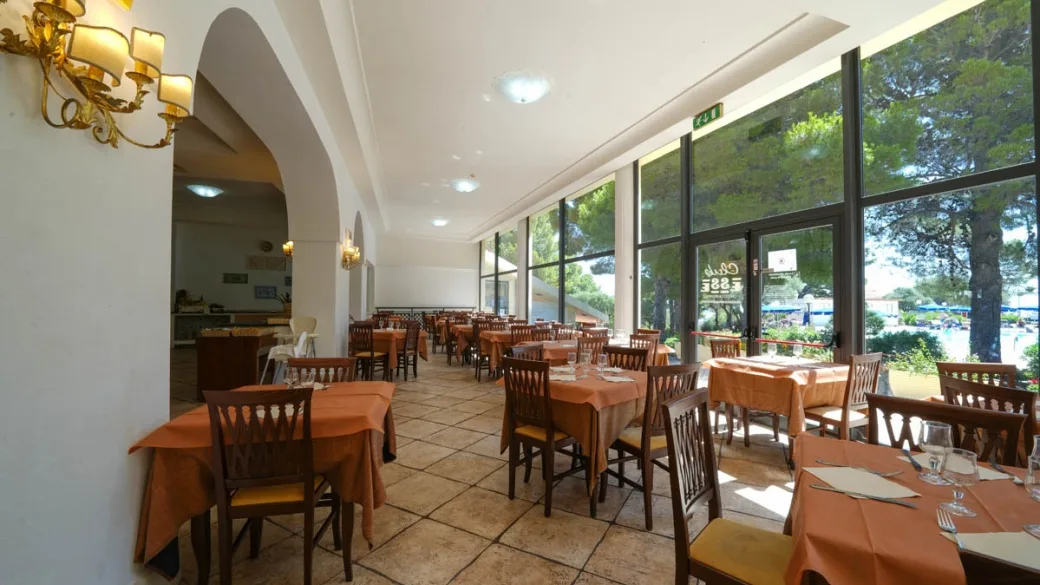 Sala ristorante con grandi vetrate affacciate sul verde