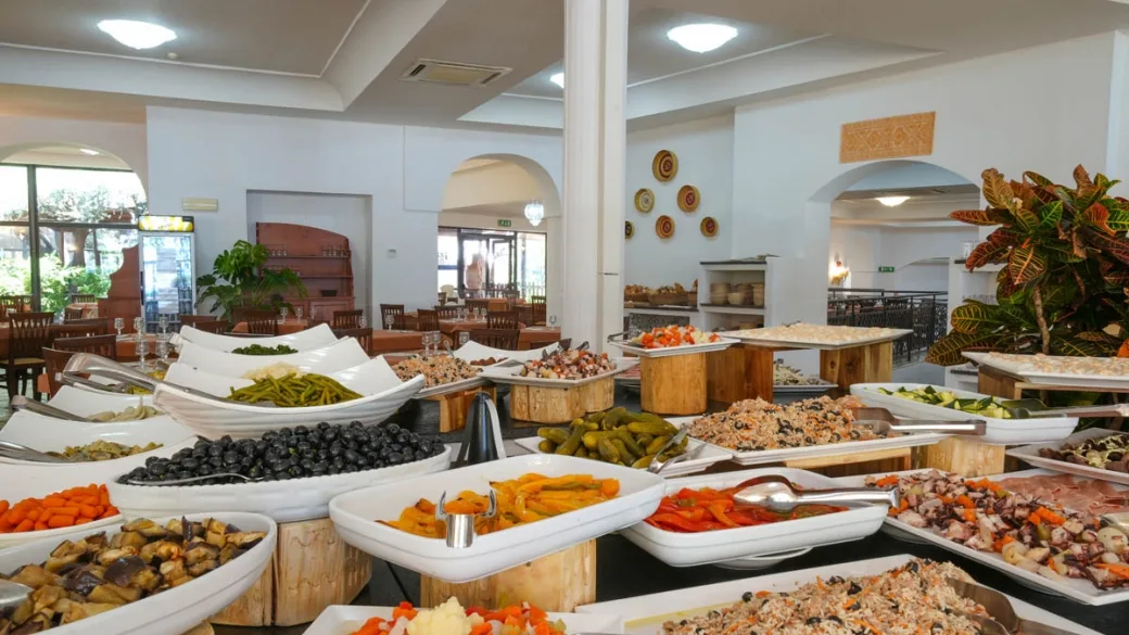 Buffet ricco di antipasti e verdure nel ristorante