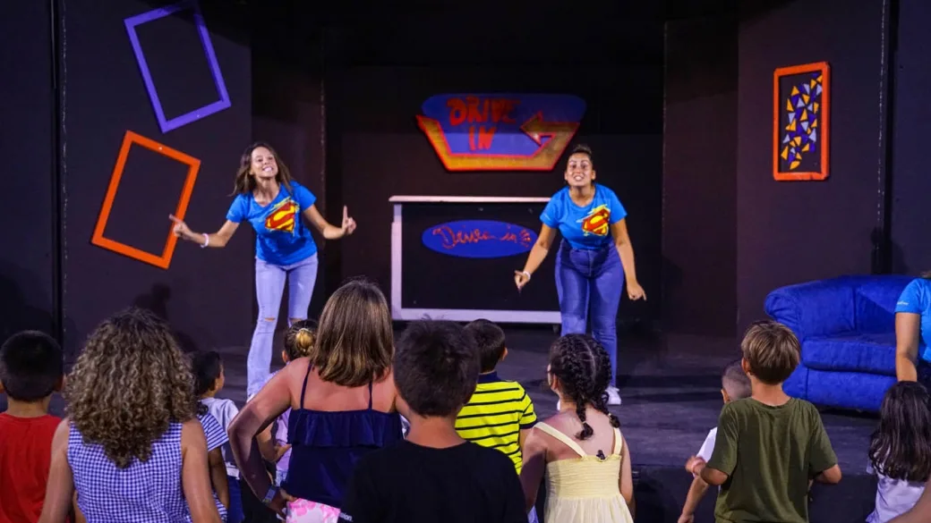 Spettacolo serale di animazione per bambini sul palco