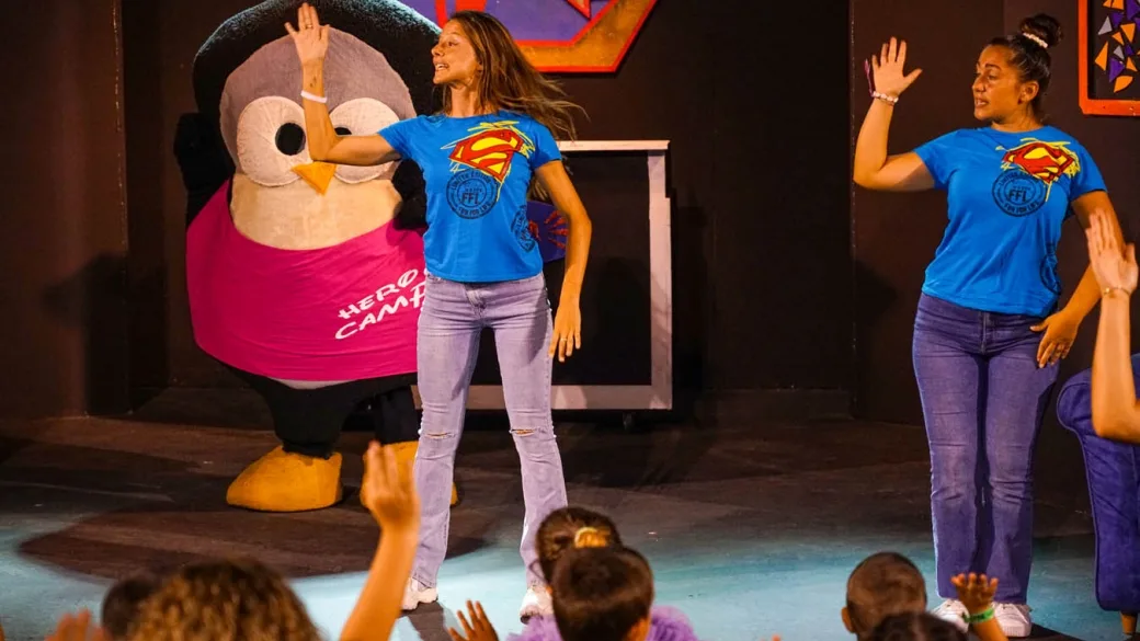 Animazione serale per bambini con mascotte e staff