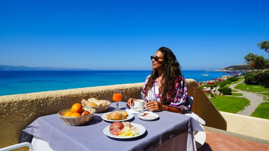 Colazione in terrazza con vista mare panoramica e tavola imbandita