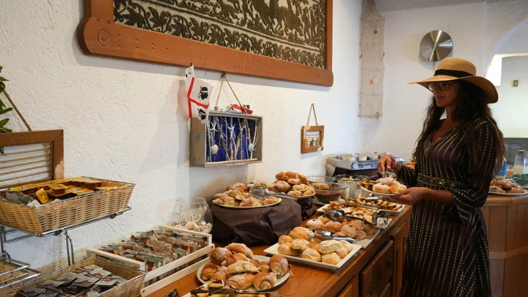 Buffet della colazione con cornetti, pane e dolci freschi