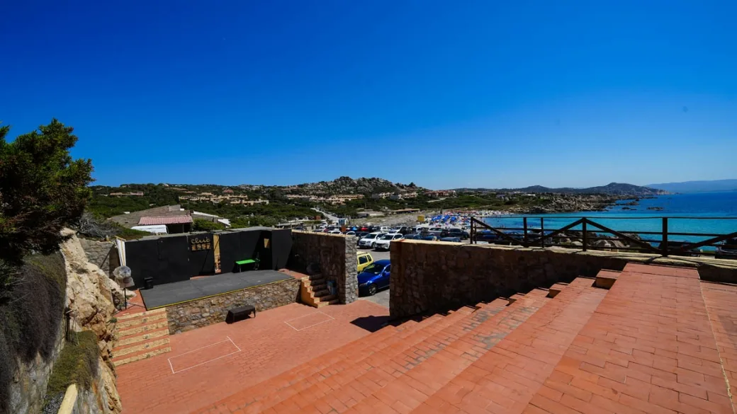 Terrazza panoramica con palco vista mare e spiaggia in lontananza