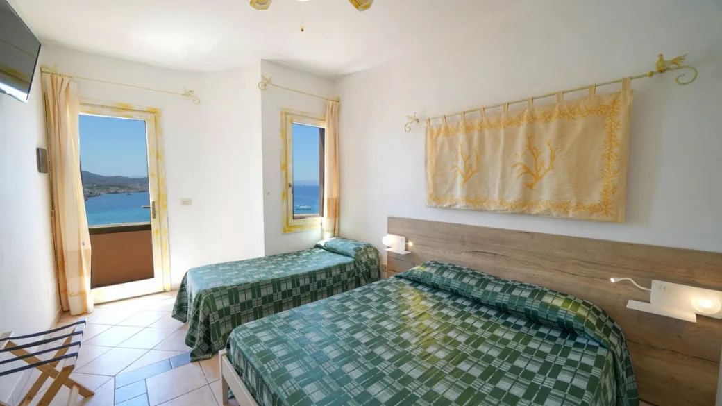 Camera con letti, balcone e vista panoramica sul mare
