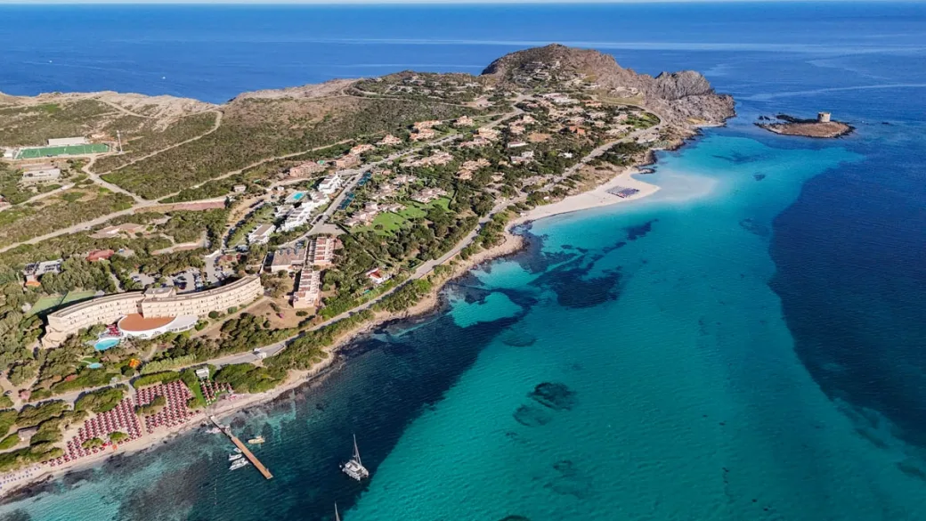Veduta aerea della costa con il resort, la spiaggia e il mare turchese