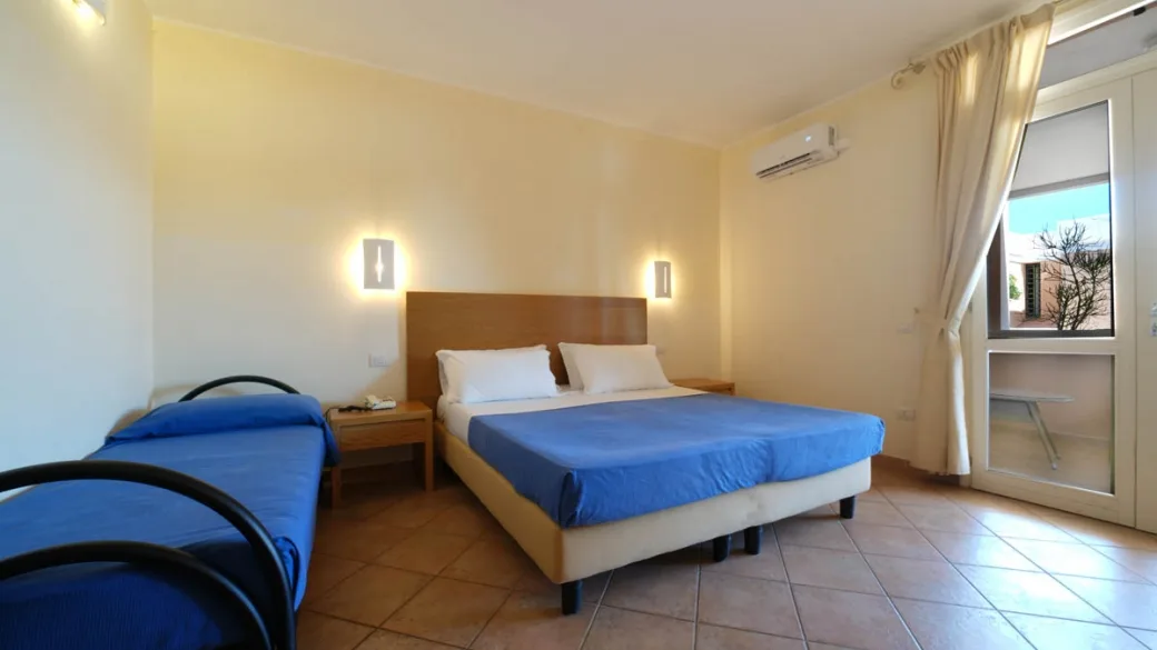 Camera tripla con letto matrimoniale e letto singolo, accesso al balcone