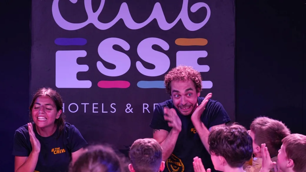 Spettacolo di animazione del Club Esse con bambini