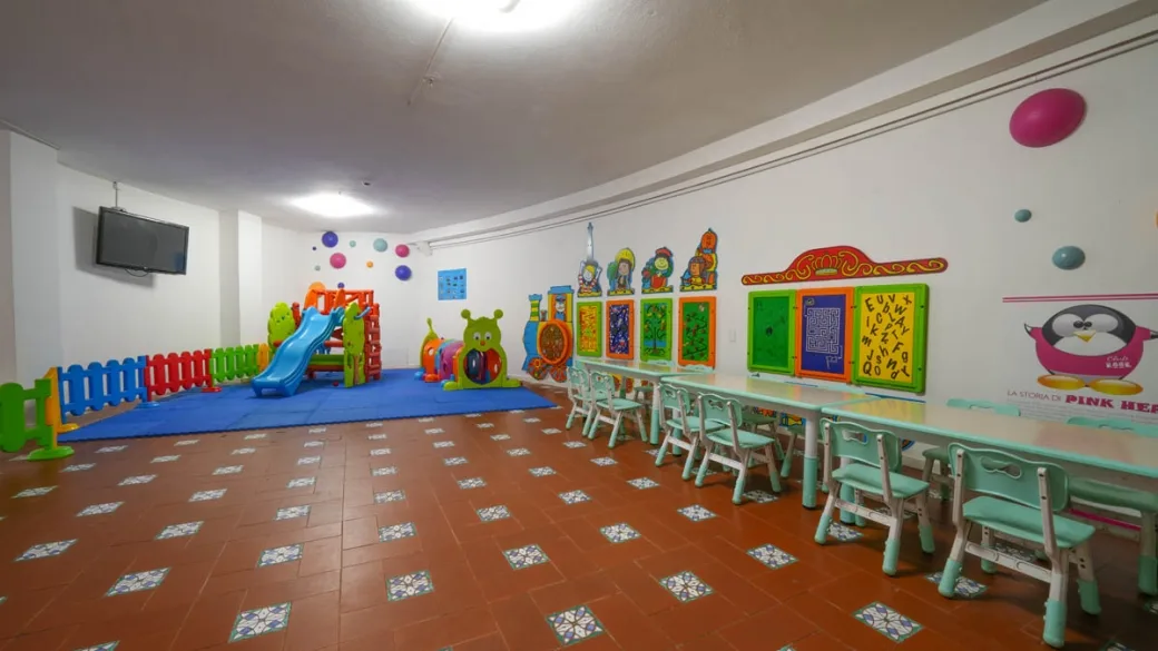 Miniclub con area giochi colorata, tavolino e sedie per bambini