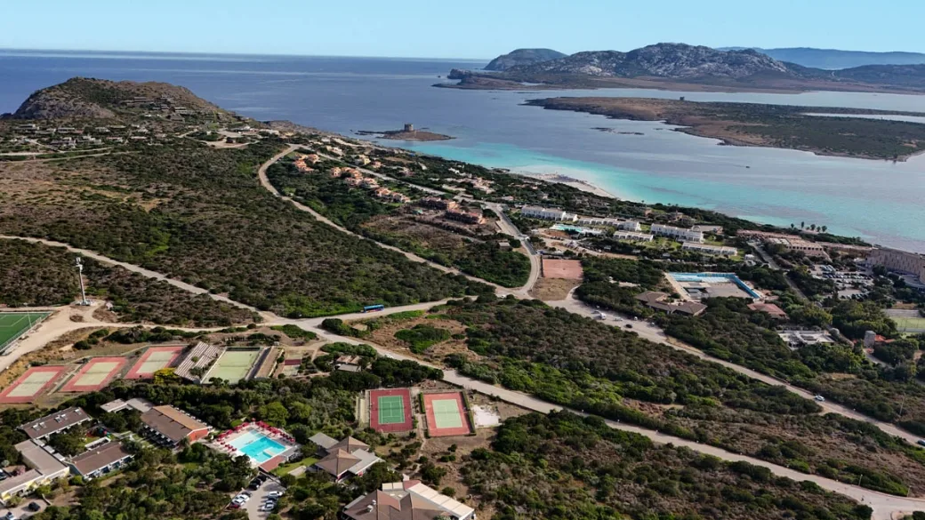 Veduta aerea del resort con campi sportivi, piscina e mare sullo sfondo