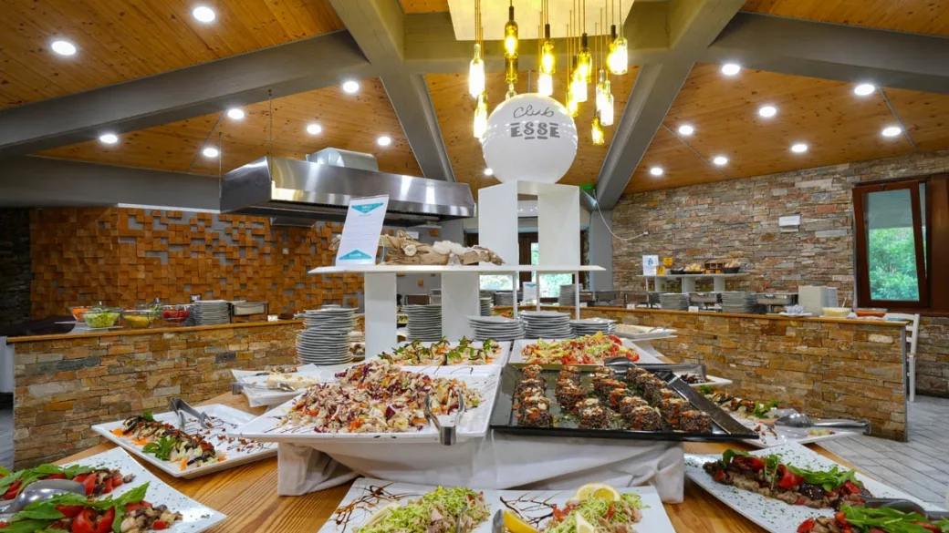 Ricco buffet con piatti di pesce, insalate e verdure nella sala ristorante