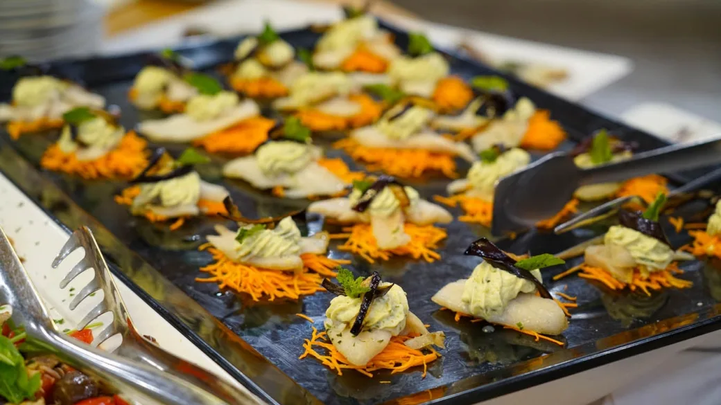 Dettaglio di antipasti di pesce con carote e salse su vassoio