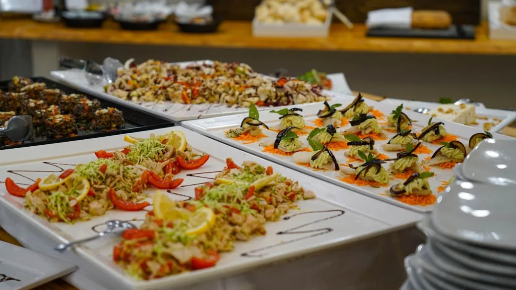 Vassoi del buffet con piatti freddi e verdure decorate