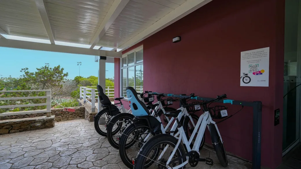 Noleggio di biciclette elettriche con seggiolini per bambini sotto la tettoia