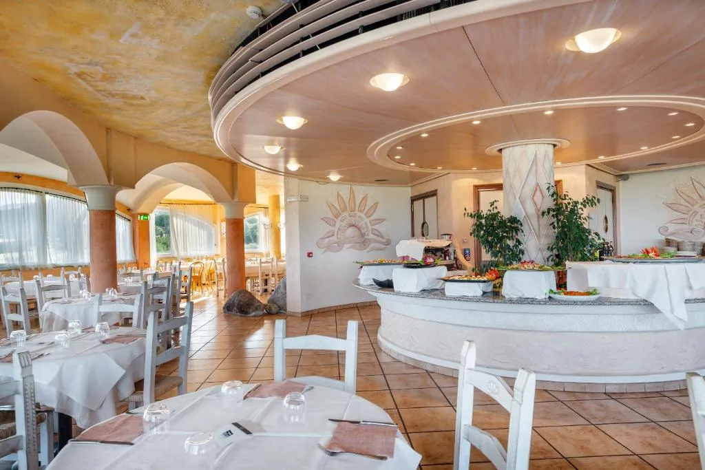 Sala ristorante con buffet centrale, archi e tavoli apparecchiati