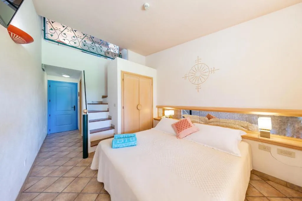 Camera con letto matrimoniale, scala interna e soppalco