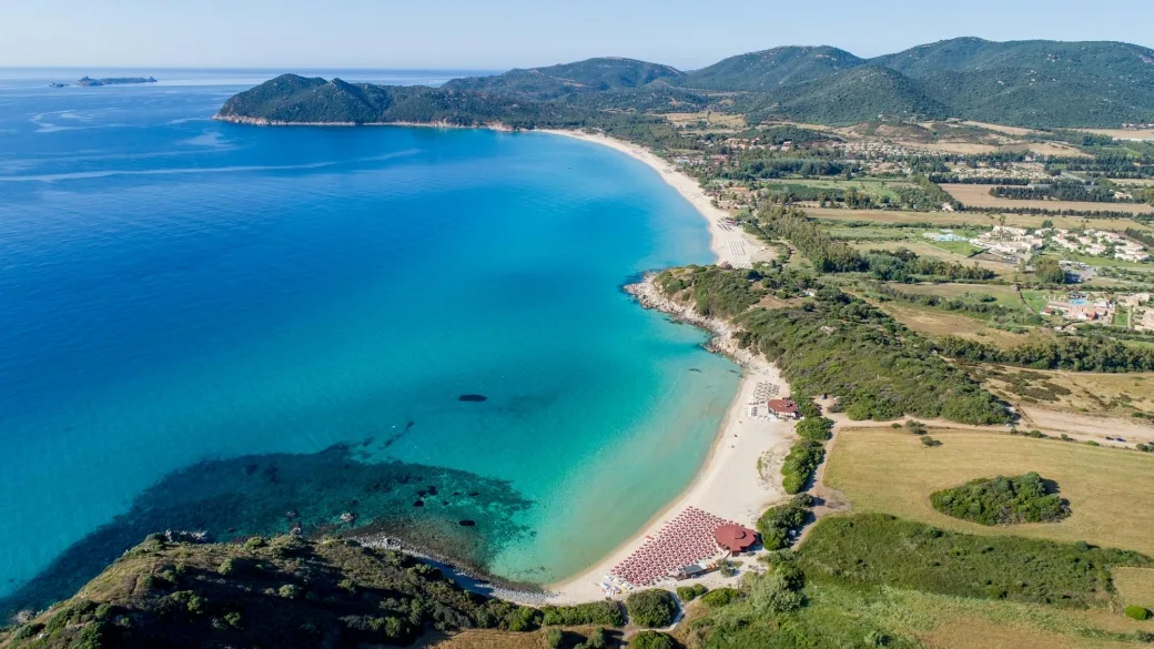 Veduta aerea della costa con spiaggia sabbiosa e mare turchese