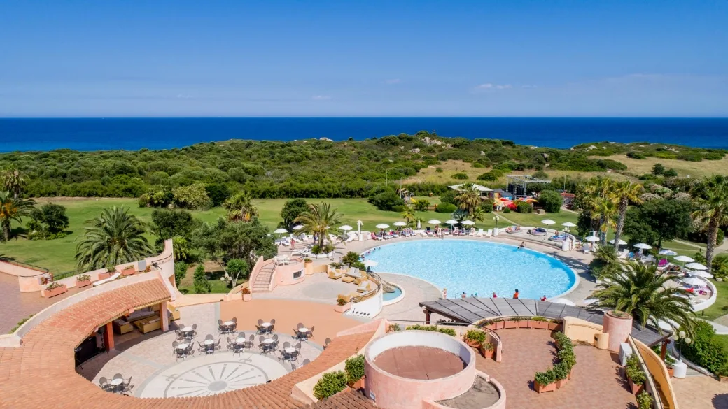 Terrazza con piscina e vista sul mare e sulla vegetazione mediterranea