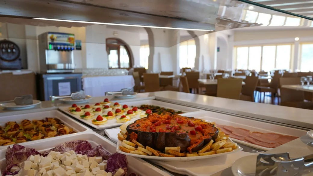 Buffet del ristorante con vassoi di antipasti, verdure e salumi