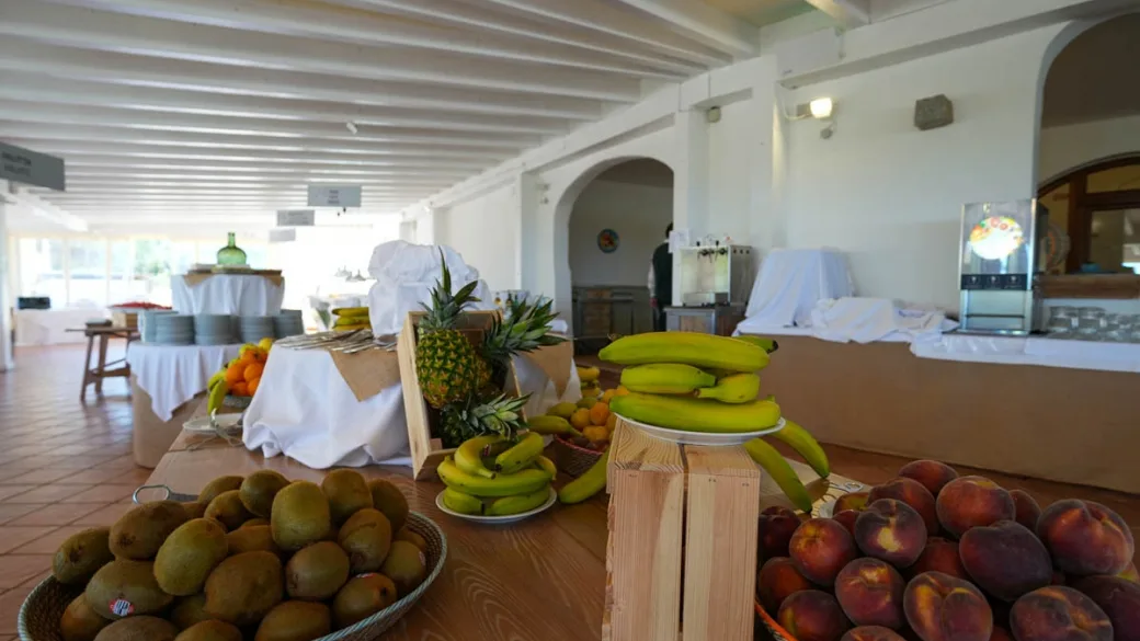 Buffet con frutta fresca di stagione esposta su tavolo in legno