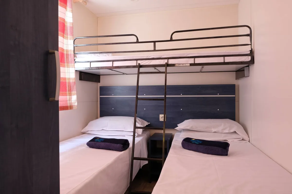 Camera con due letti singoli e letto a castello sospeso
