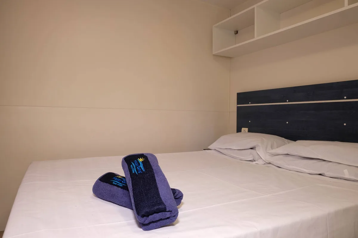 Camera matrimoniale con letto e asciugamani piegati