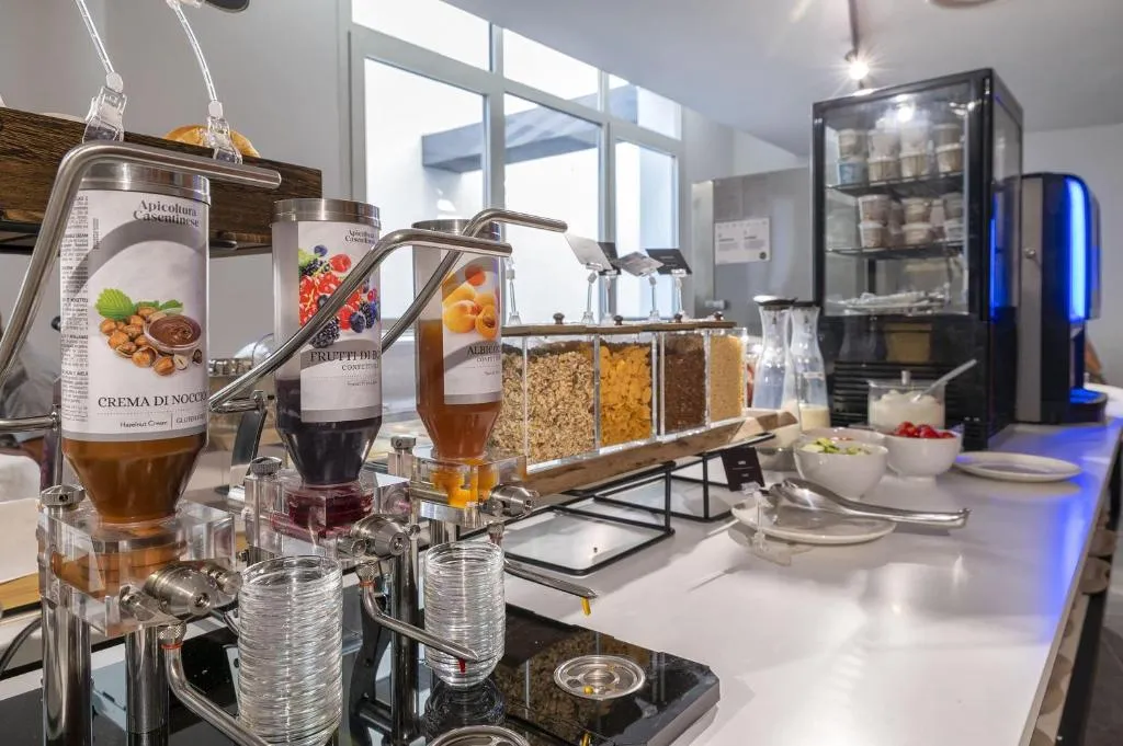 Buffet colazione con dispenser di creme, cereali e yogurt