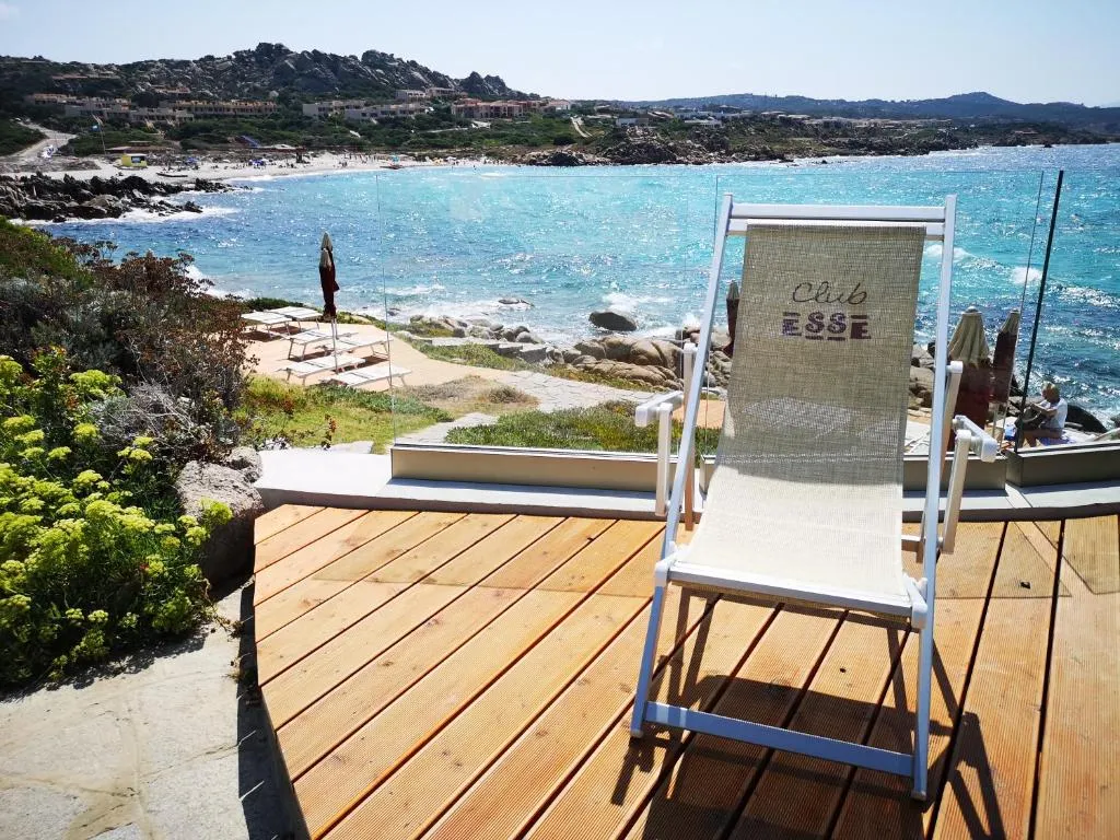 Sedia a sdraio Club Esse su terrazza in legno con vista sulla spiaggia e mare