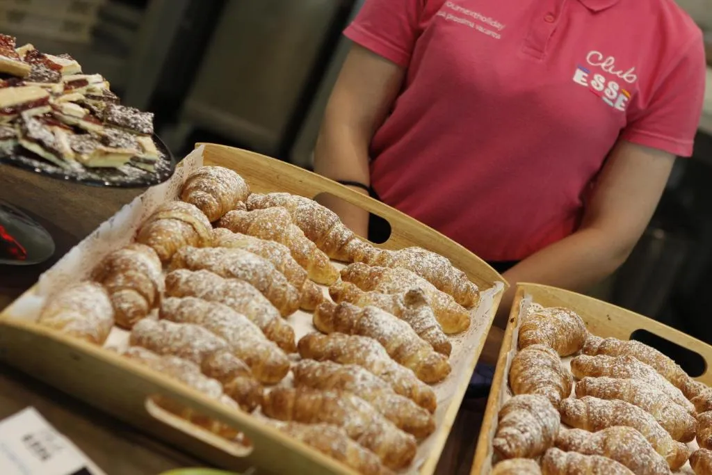 Buffet della colazione con cornetti e dolci serviti da personale Club Esse