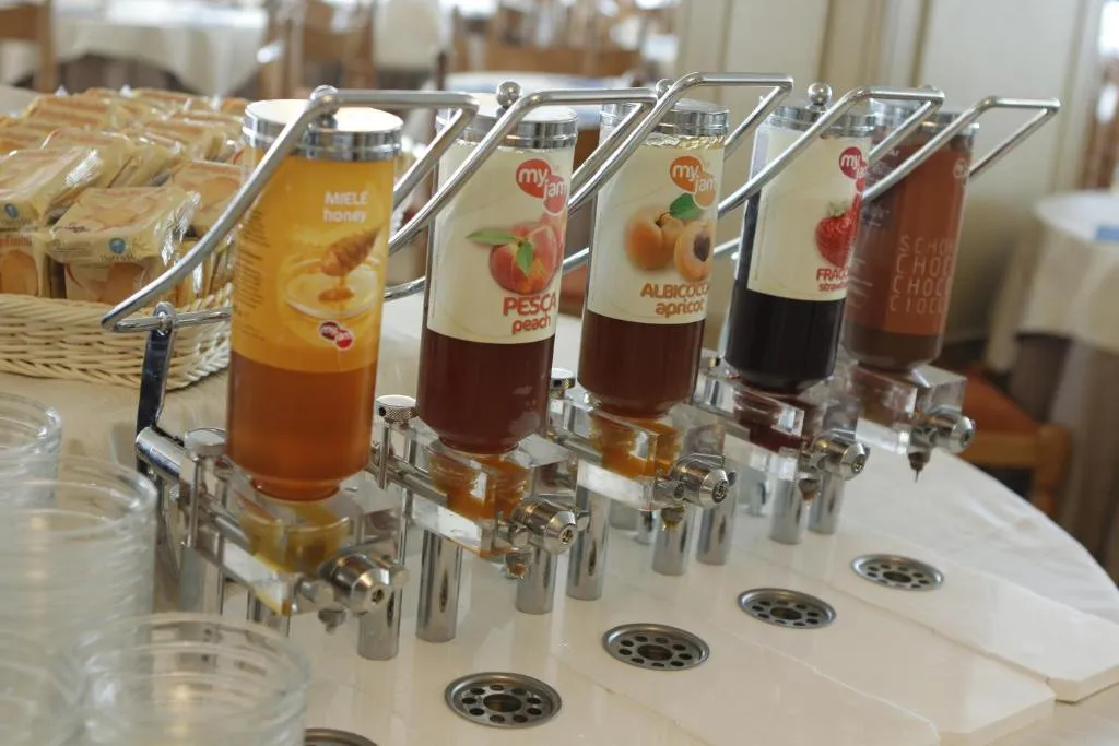 Dispenser di marmellate e miele al buffet della colazione