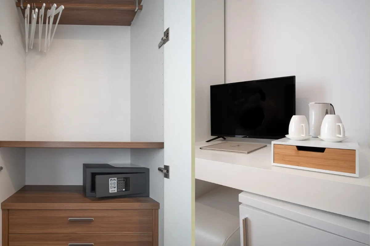 Armadio con cassettiera, cassaforte e angolo TV con bollitore e tazze