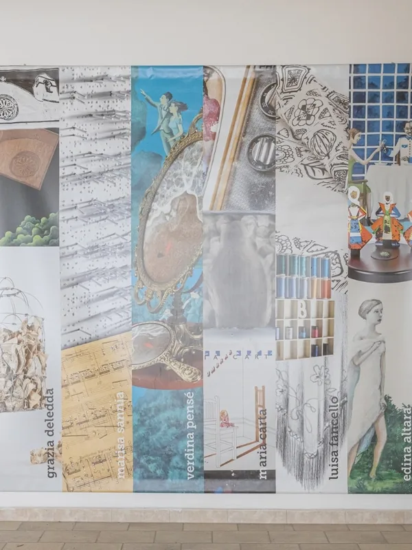 Pannello artistico con collage di immagini e nomi su parete chiara