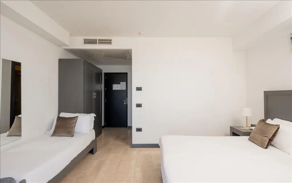 Camera doppia con letto singolo e matrimoniale e pavimento in parquet