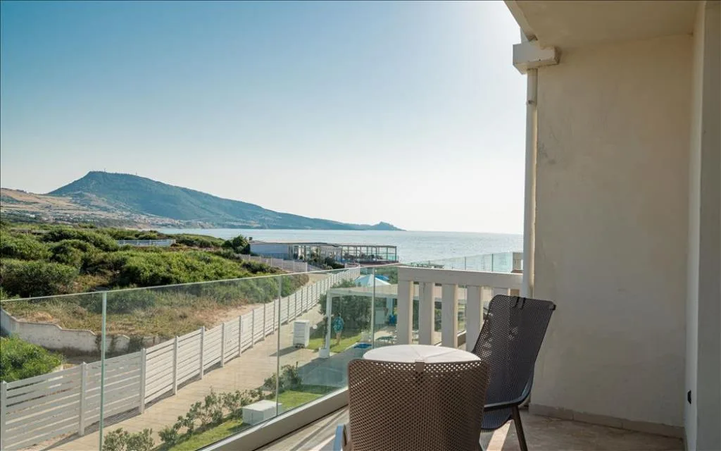 Balcone con tavolino e sedie e vista panoramica su mare e costa